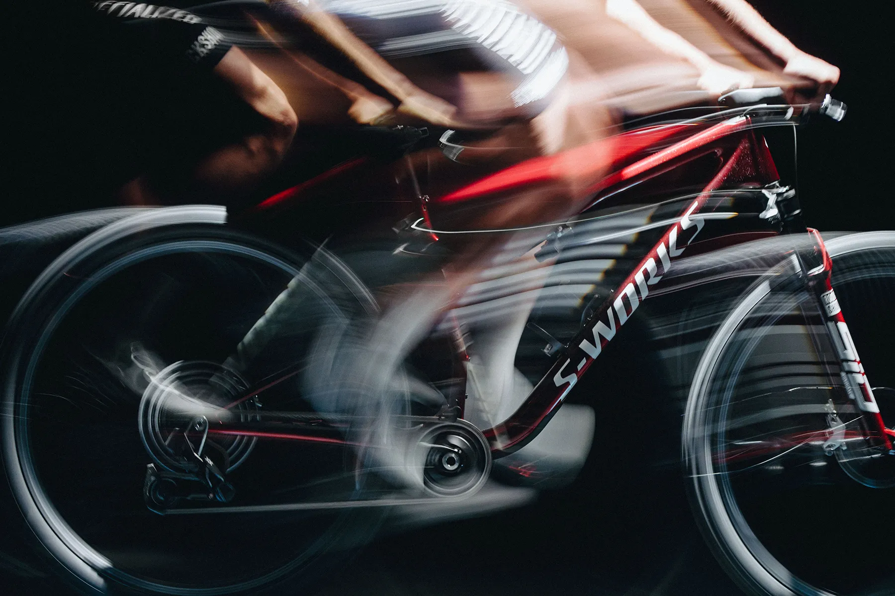 Ciclista sobre una bicicleta de montaña Specialized